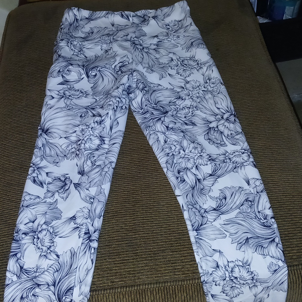 Leggings black and white with paisley like flowers